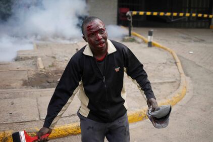 Kenya: polizia usa gas lacrimogeni contro i manifestanti 11