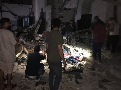 Libia, bombardato centro detenzione per migranti