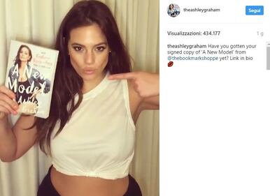 Ashley Graham, seno hot in primo piano 15