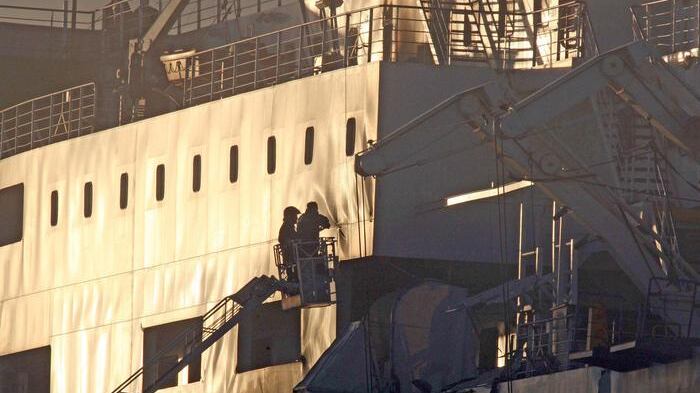 Brindisi, Norman Atlantic non smette di bruciare