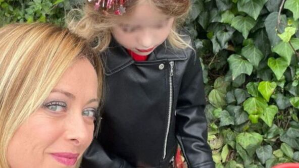 Quegli insulti choc alla figlia della Meloni: gli odiatori non si fermano neanche davanti ai bambini