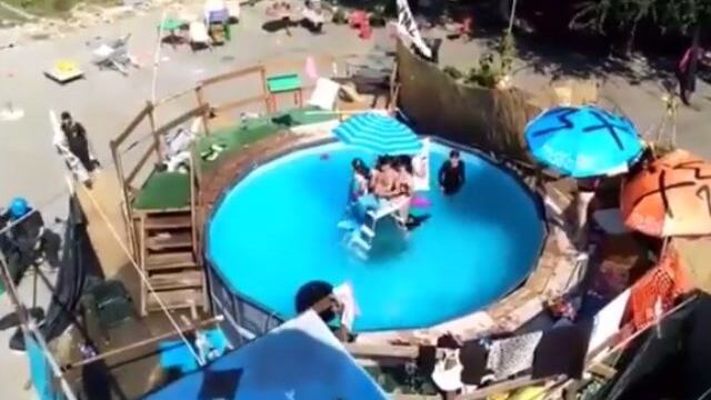 Il centro sociale come l'hotel: in piscina per sfidare Salvini