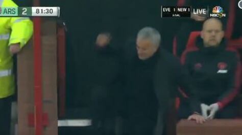 Mourinho si infuria in panchina: il portoghese spaventa una bambino