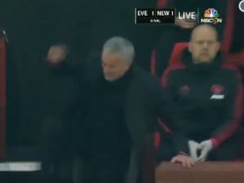 Mourinho si infuria in panchina: il portoghese spaventa una bambino