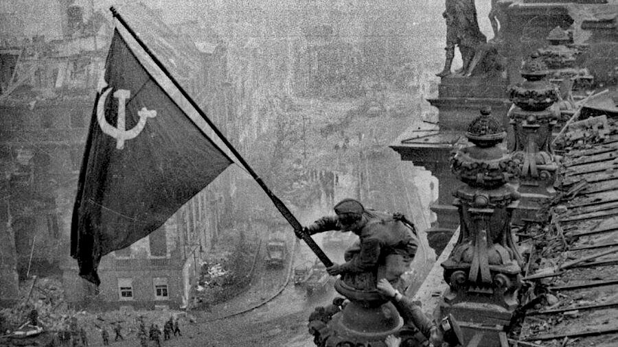 La Bandiera sovietica sul Reichstag, storia di un "falso" d'autore