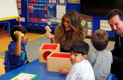 Malania Trump in Arabia Saudita senza velo: tutti i look della First Lady 14