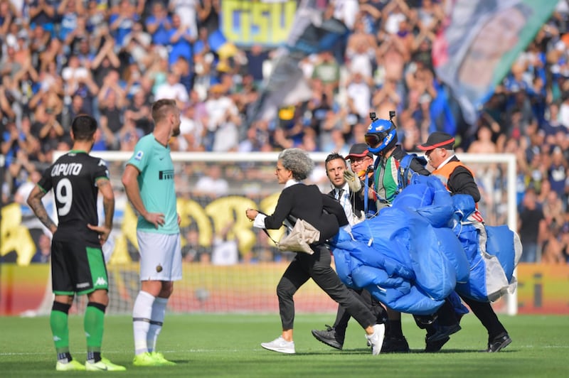 Invasione di campo al Mapei Stadium: è un paracadutista 4