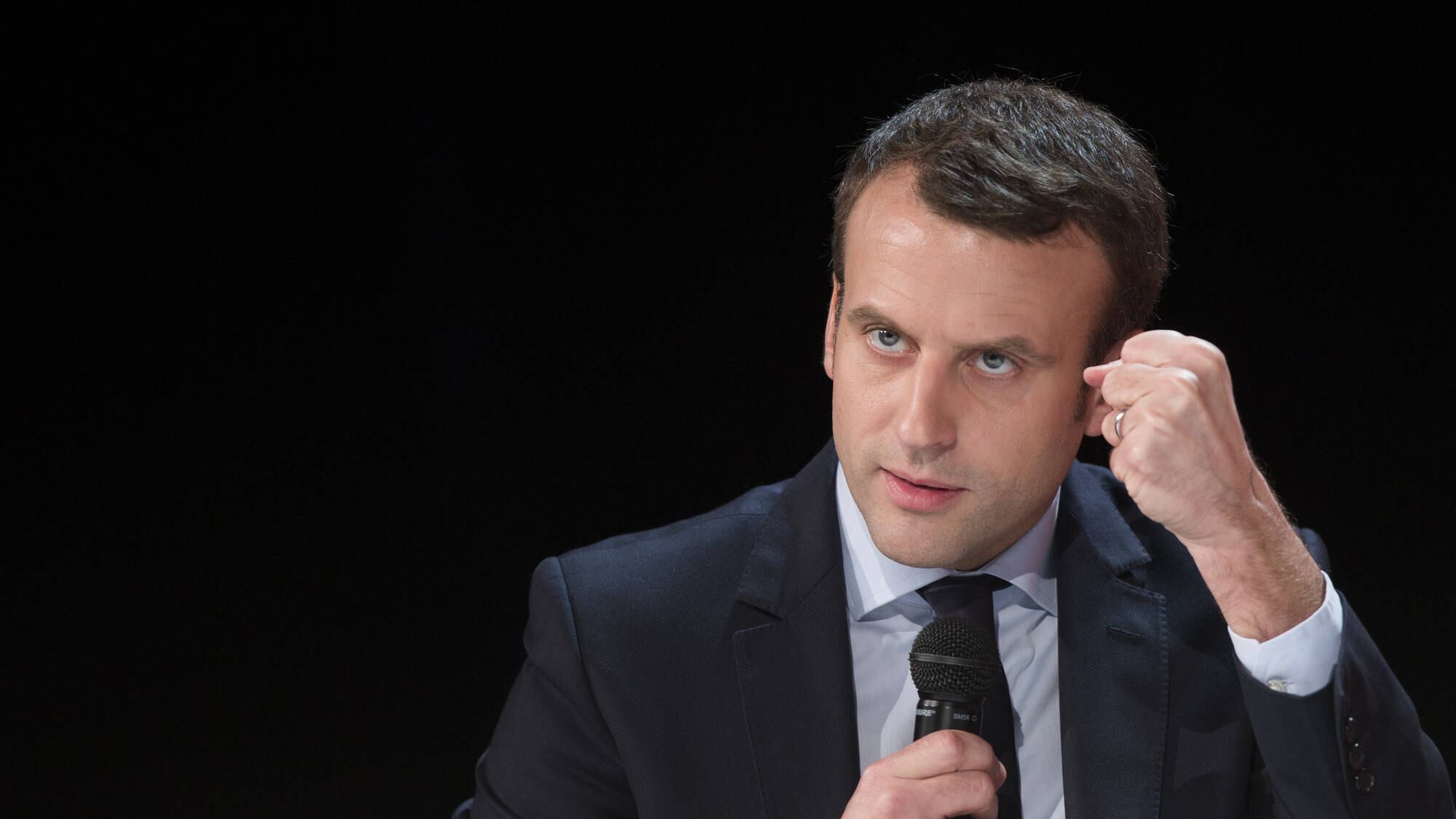 Macron dalla finanza all'Eliseo. L'"alieno" si sente già vincitore