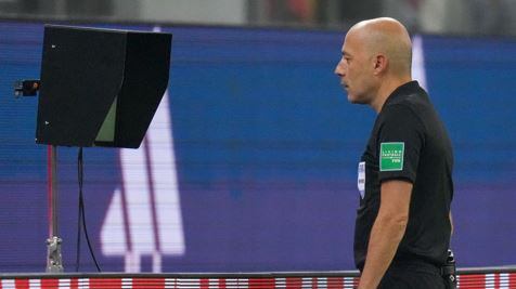 Un altro disastro dell'arbitro di Milan-Atletico: cosa è successo
