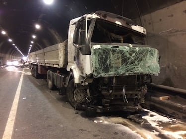 In Valcamonica un camion perde il carico e travolge 5 auto, 2 morti 2