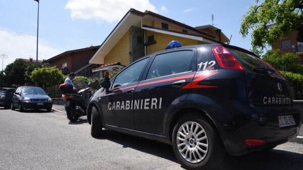 Paura ad Agrigento, accoltella moglie e figli poi si barrica in casa. Gravi fratellini di 3 e 7 anni