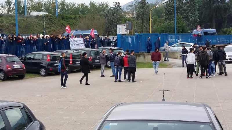 Di Maio contestato da studenti e lavoratori a Pomigliano 12