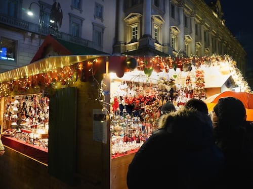 Mascherine, tamponi e tavoli separati. Le regole per un Natale (quasi) sicuro