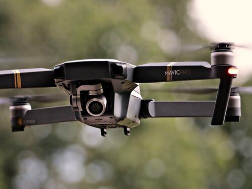 Milano, drone colpisce passante in piazza Duomo