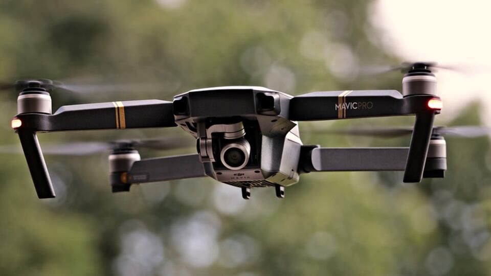 Milano, drone colpisce passante in piazza Duomo
