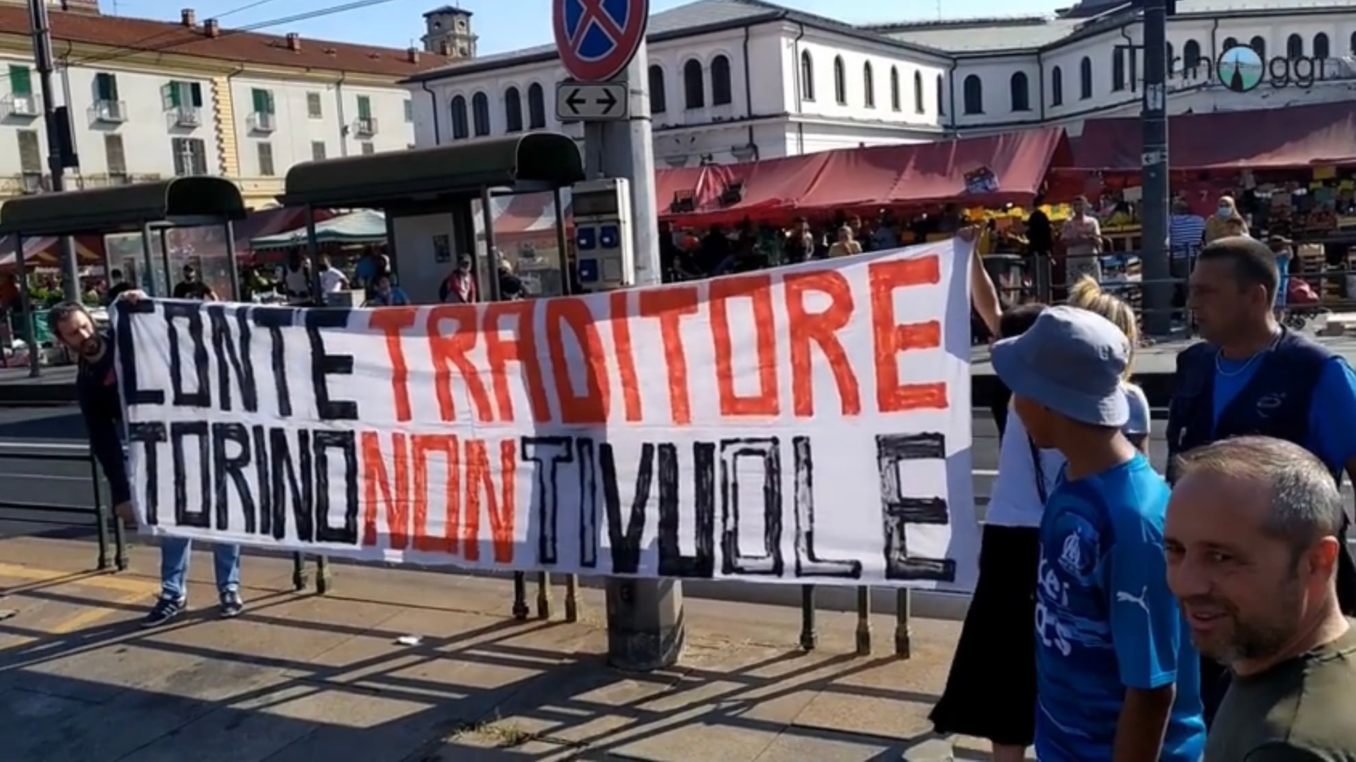 "Sei un traditore". Giuseppi contestato dai no Green Pass