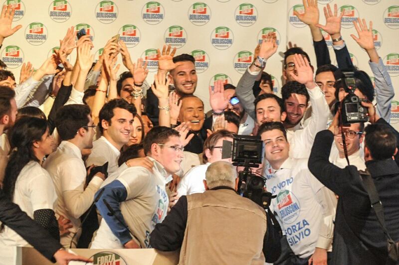 L'affetto che circonda Berlusconi a Milano 8