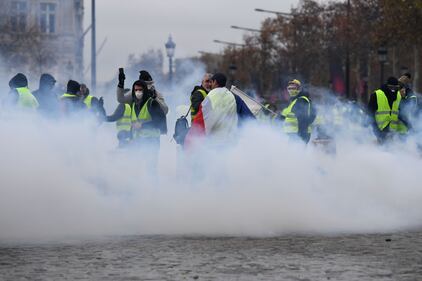 I gilet gialli assediano Parigi: ancora scontri con la polizia 3