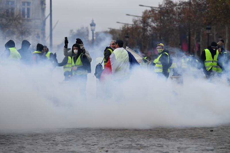 I gilet gialli assediano Parigi: ancora scontri con la polizia 3