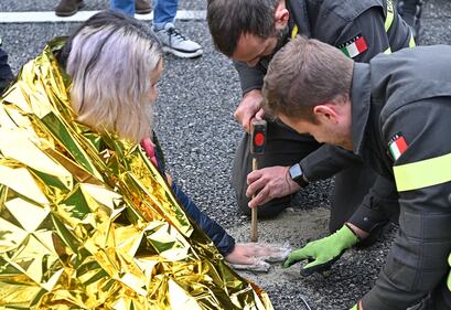 Eco-vandali di Ultimam generazione si cementano sull'asfalto a Torino 4