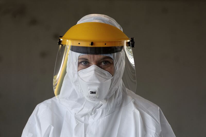 Un operatore sanitario (Fotogramma)