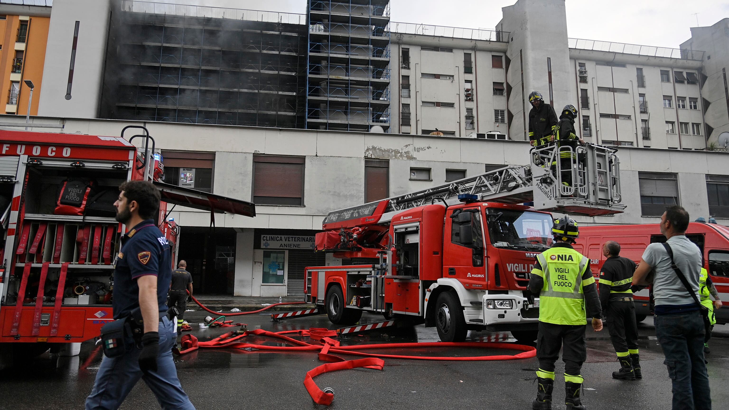 Roma, brucia palazzo: un morto e 17 feriti. Le fiamme da un macchinario del cantiere