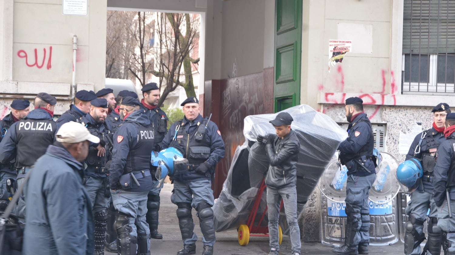 Perquisizioni e sgomberi della polizia in via Gola