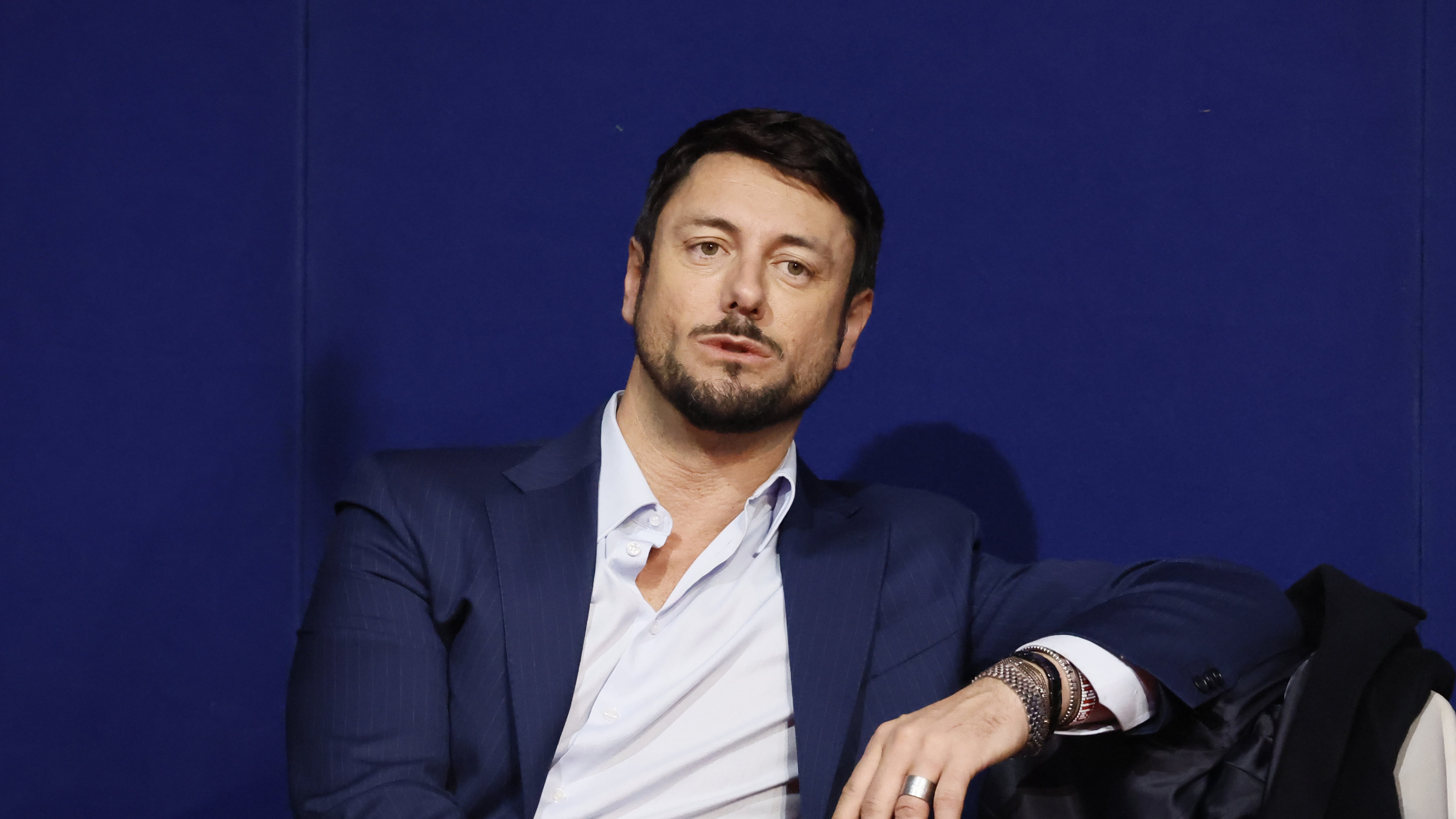 Caso Giambruno, allontanati i due 007 che lo spiavano