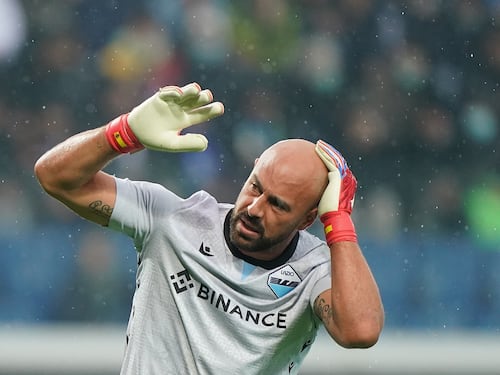 Reina colpito da una monetina e il gol nel recupero: l'infuocato finale di Atalanta-Lazio