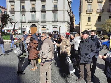 Napoli, cittadini in strada per denunciare le promesse non mantenute dal sindaco 7