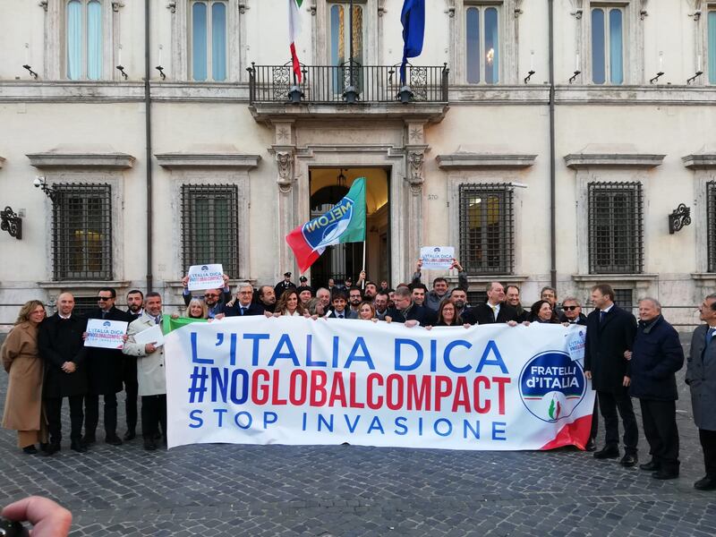 Il flash mob di Fratelli d'Italia contro il Global compact 2