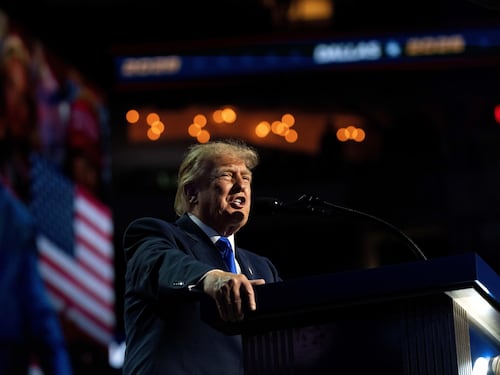 Trump infiamma la convention di Dallas e sfida i dem. Poi la promessa: “Se vinciamo le midterm, 5mila dollari a ogni americano”