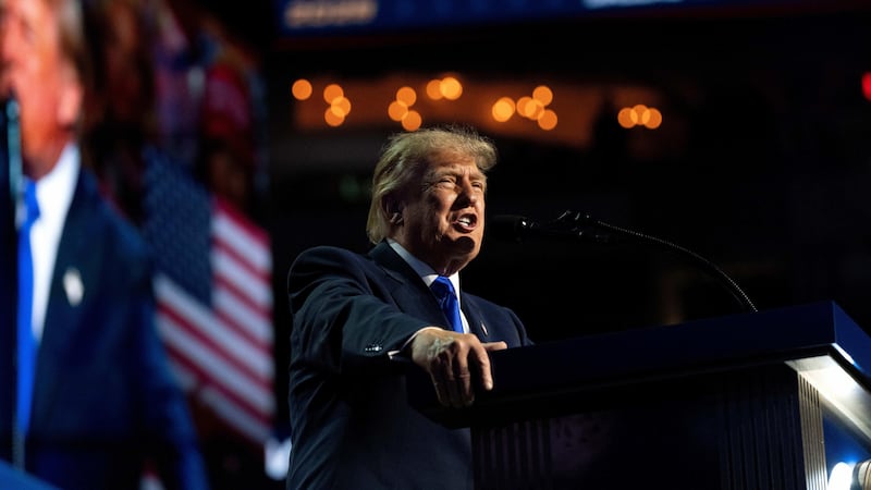Trump infiamma la convention di Dallas e sfida i dem. Poi la promessa: “Se vinciamo le midterm, 5mila dollari a ogni americano”