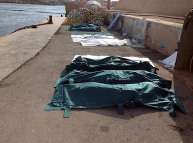Tragedia a Lampedusa, brucia barcone di immigrati 5