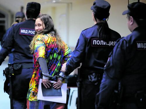 Mosca fa sparire altri sei detenuti politici. Kiev: "Visti al fronte mezzi nordcoreani"