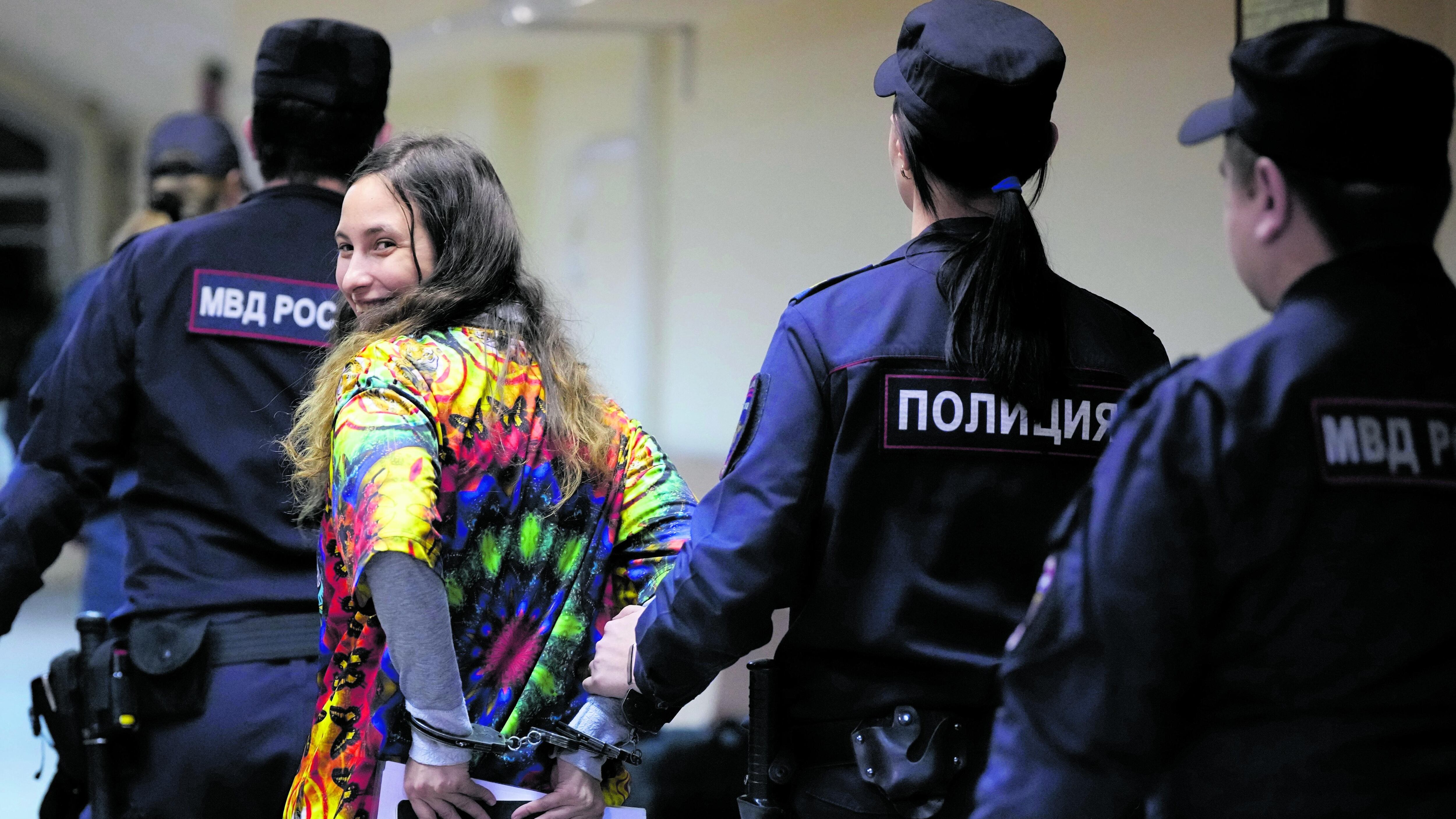 Mosca fa sparire altri sei detenuti politici. Kiev: "Visti al fronte mezzi nordcoreani"