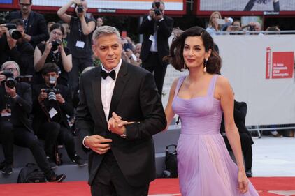 Venezia, George Clooney sul red carpet con Amal 18