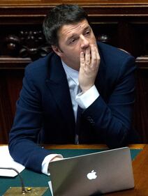 Renzi con il computer sui banchi del governo 6