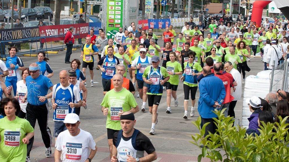 Ha un infarto durante la corsa, i soccorritori non sanno usare il defibrillatore