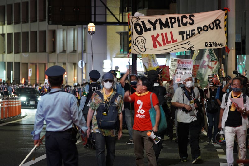 Tokyo, fuori dallo stadio la protesta contro i Giochi 5