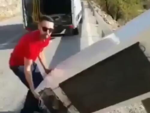 Butta frigo in un burrone, rischia multa fino a 100 mila euro