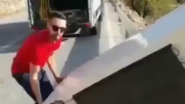Butta frigo in un burrone, rischia multa fino a 100 mila euro