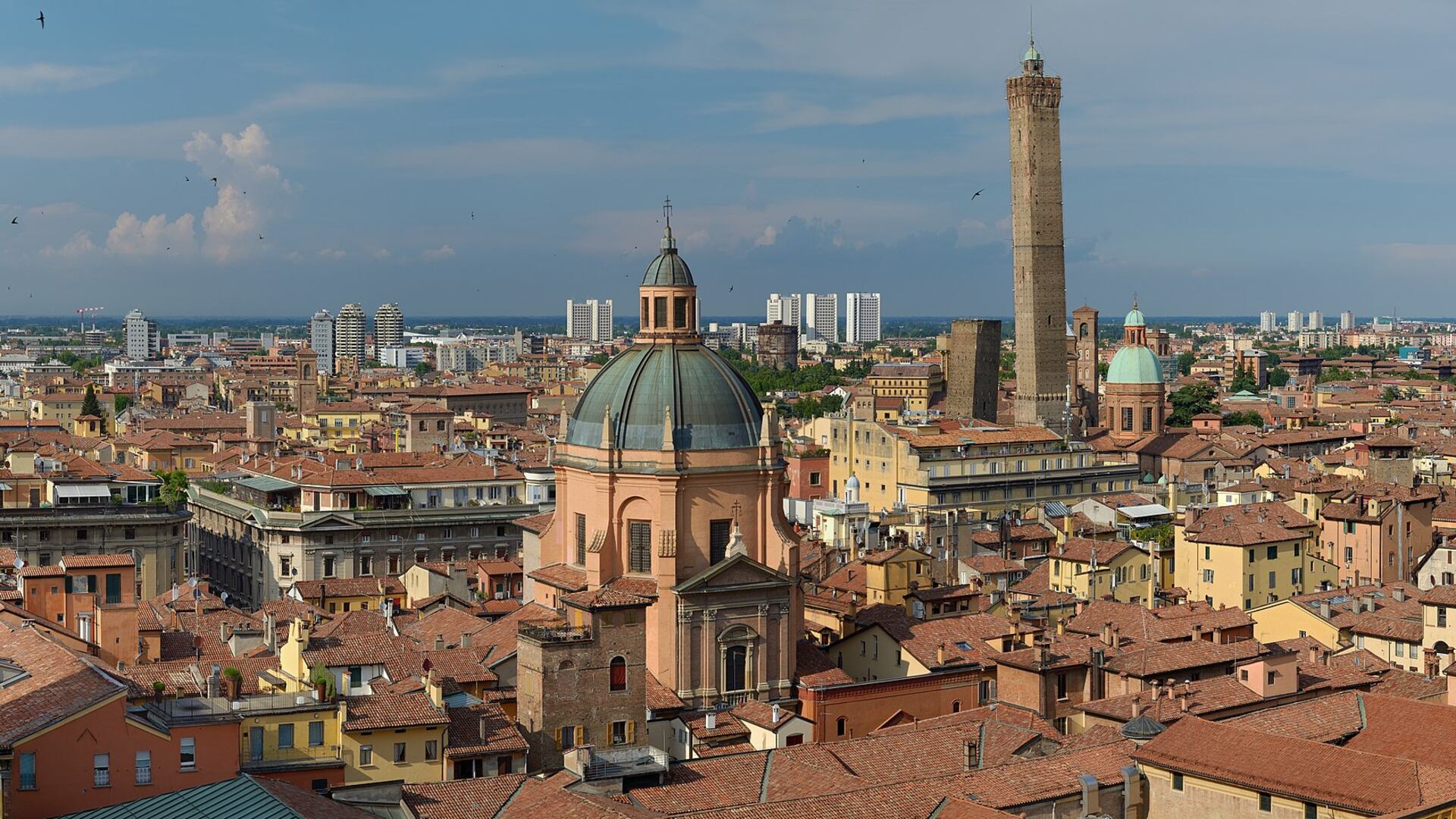 I pugni mentre fa la spesa, 77enne aggredito in pieno centro storico