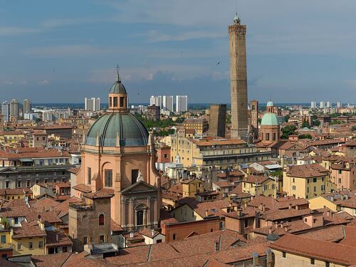 I pugni mentre fa la spesa, 77enne aggredito in pieno centro storico