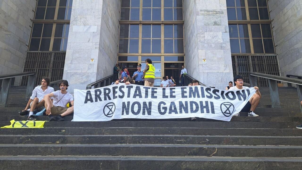 "Evitiamo l'accompagnamento coatto". Attivisti per l'ambiente occupano il tribunale