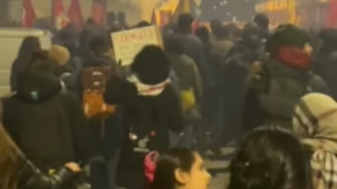 “Governo Meloni come bersaglio per buttarlo giù”. Gli antagonisti gettano la maschera sulle piazze