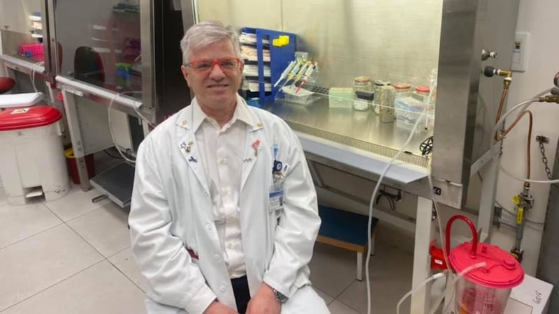 Il Dr. Nadir Arber nel suo laboratorio dove è stato sviluppato il nuovo farmaco anti-Covid