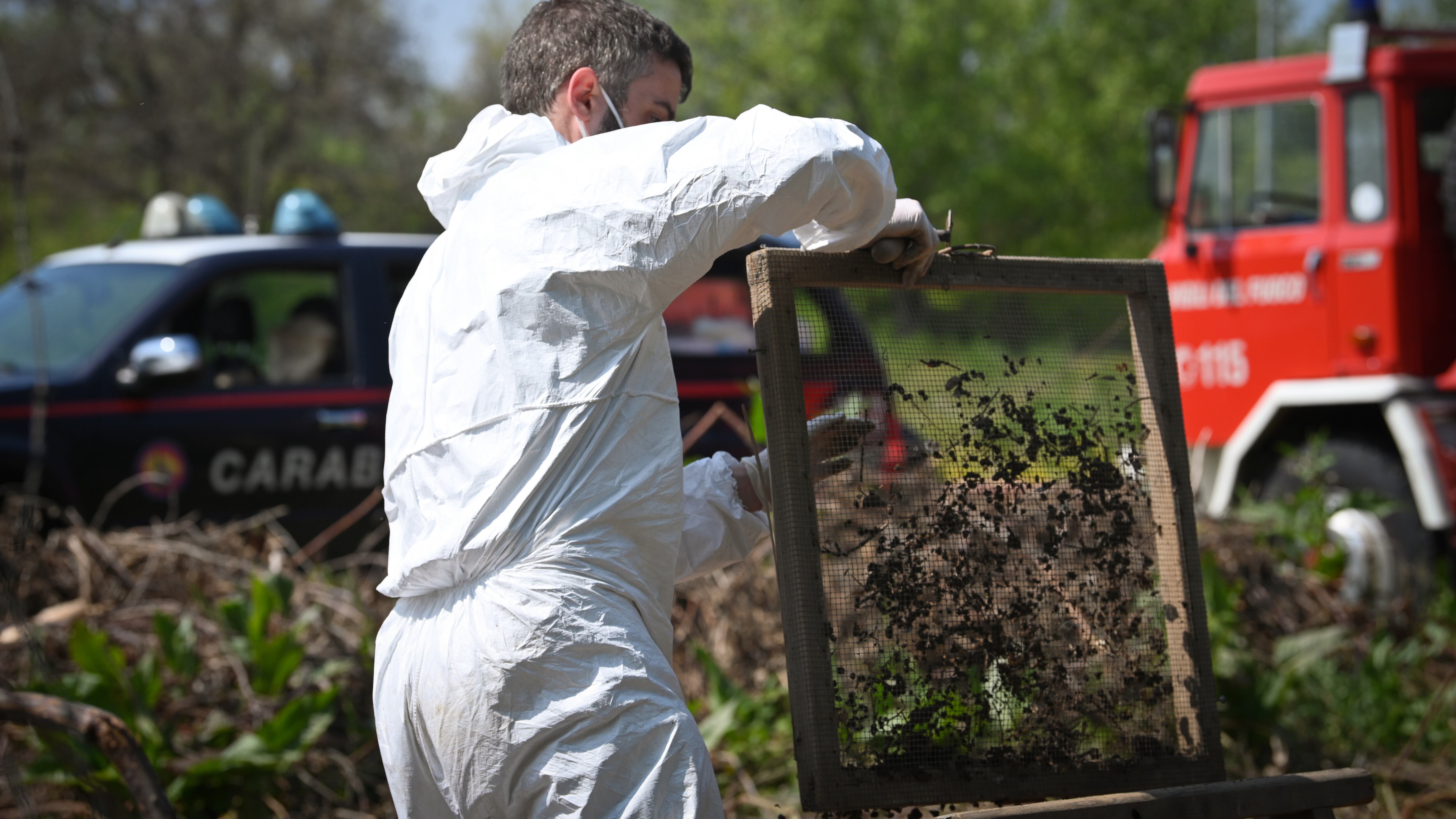 "Soffocata con la parrucca". Quel cadavere nei campi e l'ombra del delitto
