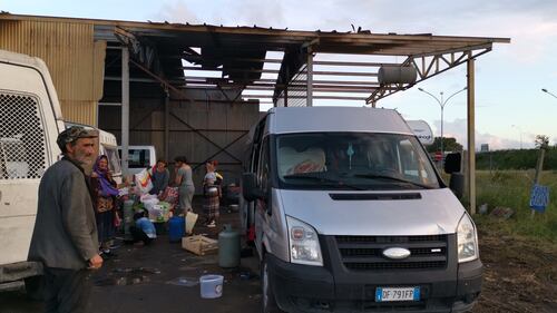 Accampati in un'ex fabbrica i rom sgomberati a Giugliano  2