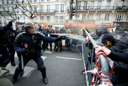 Parigi, scontri tra manifestanti e polizia 1